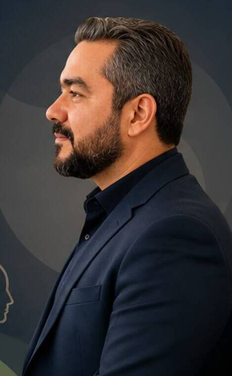 Daniel Vieira de perfil, trajando terno azul-marinho